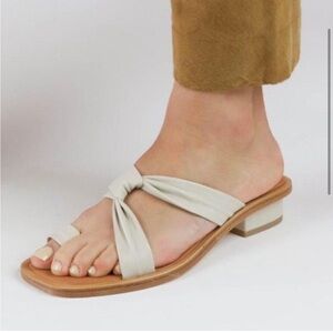 LOQ Gorgeous Pau Sandals in Cream